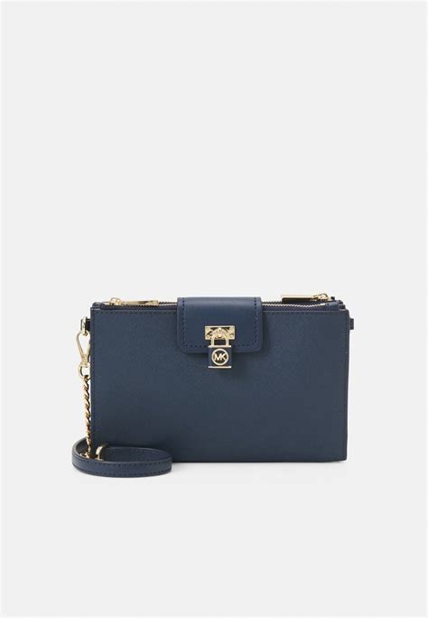 michael kors clutch donkerblauw|Michael Kors Clutch Bags .